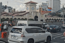 Lần đầu đến Việt Nam, khách Anh "choáng" với giao thông hỗn loạn