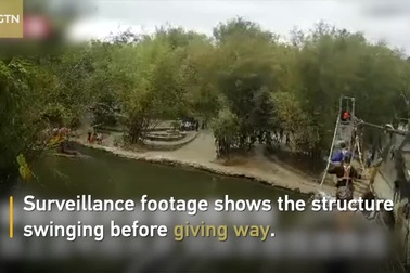 Khách Trung Quốc nhảy nhót quá khích làm đứt cầu treo