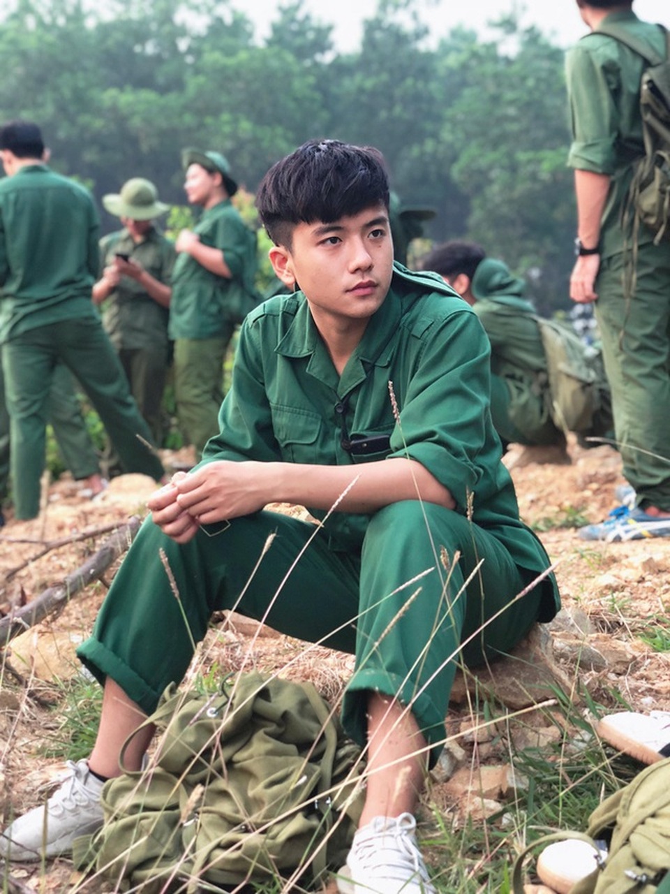 Những hot boy mặc đồ quân sự với gương mặt điển trai gây chú ý - 3 Những hot boy mặc đồ quân sự với gương mặt điển trai gây chú ý - 3