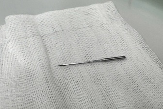 Gắp kim may 4cm trong bụng bé 11 tuổi