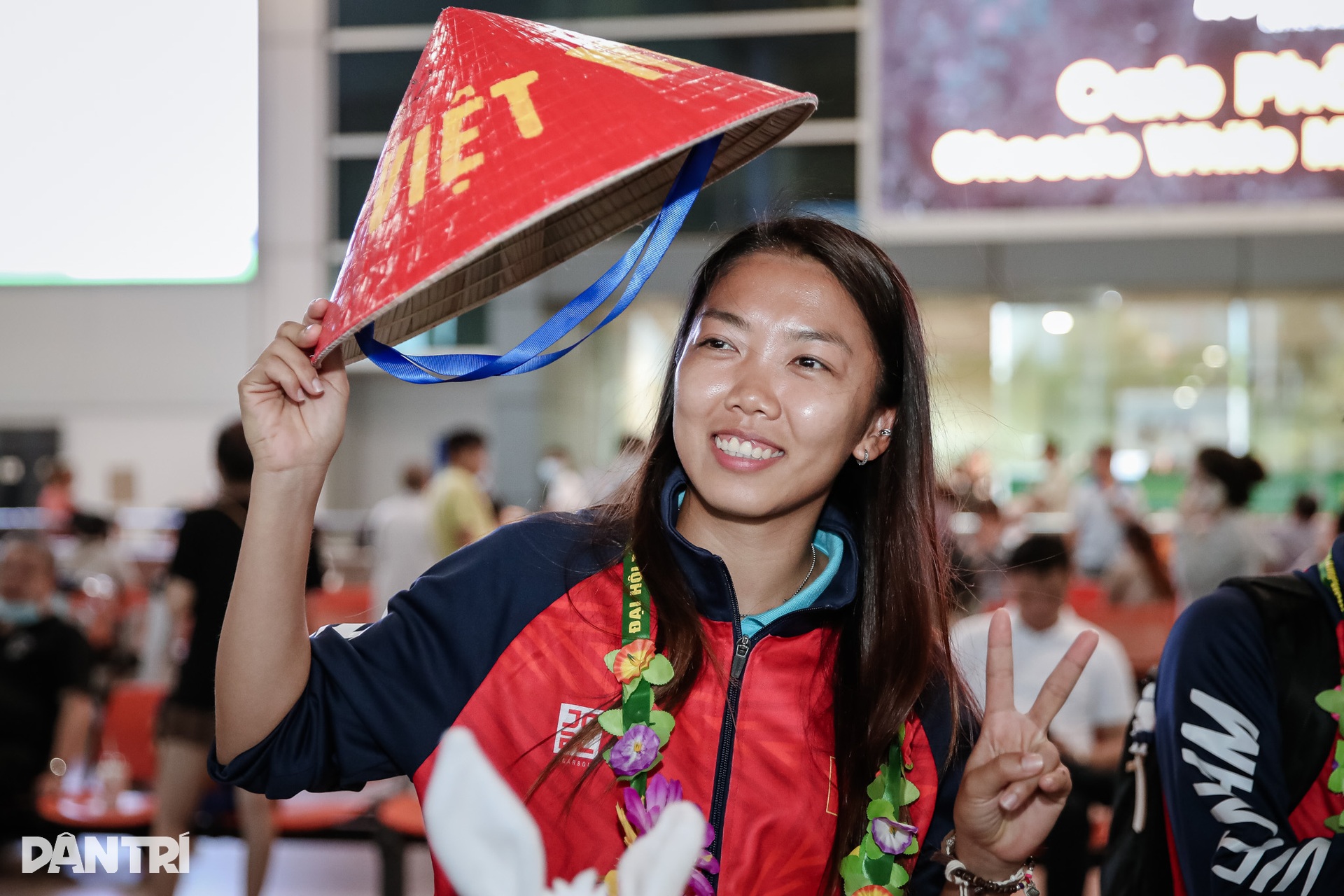 Tuyển nữ Việt Nam rạng rỡ trong ngày về nước  - 9