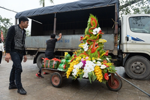 Ô tô tải chở dàn lễ "khủng" đến đền Trần trước giờ Khai ấn