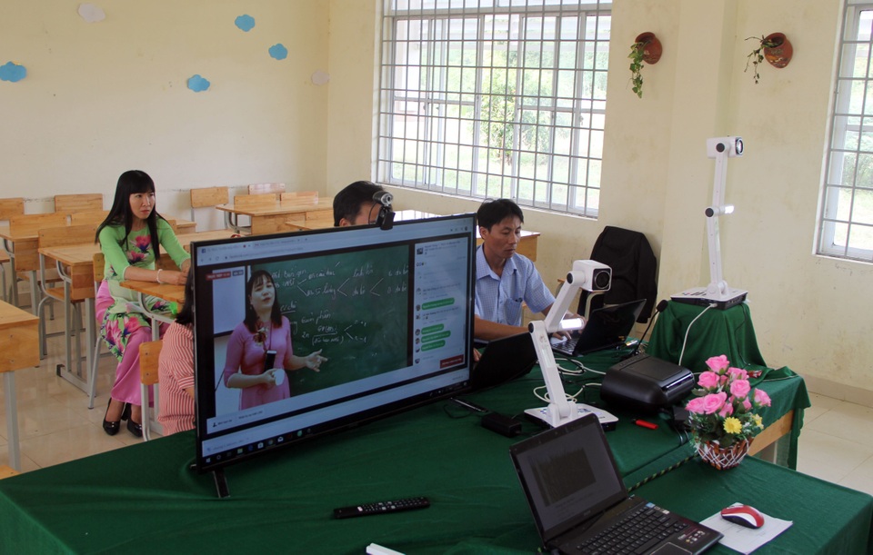 Học sinh vùng quê thích thú với lớp học trực tuyến giữa mùa dịch - 8 Học sinh vùng quê thích thú với lớp học trực tuyến giữa mùa dịch - 8