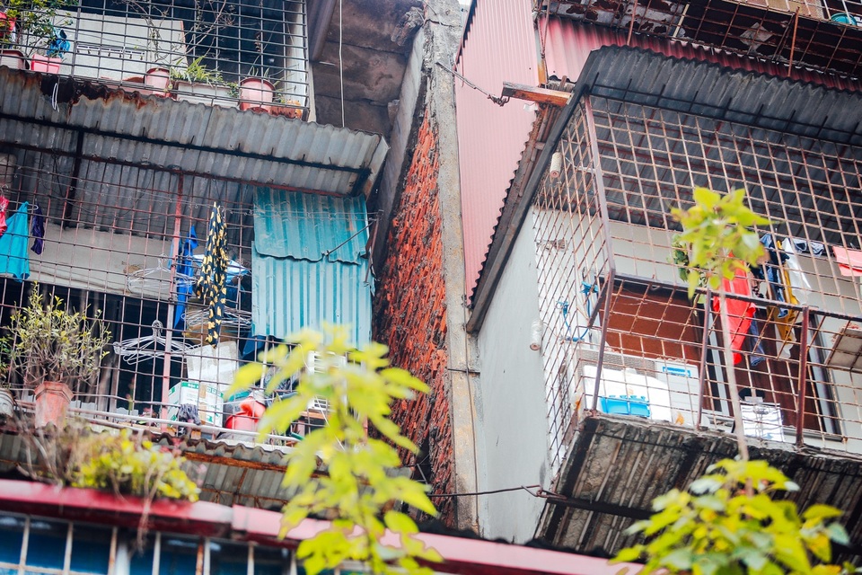 Cuộc sống chật chội trong khu tập thể “không biết sập lúc nào” ở Hà Nội - 4 Cuộc sống chật chội trong khu tập thể “không biết sập lúc nào” ở Hà Nội - 4