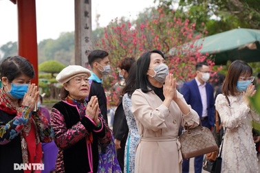 Người dân Hà Nội nô nức đi lễ đầu xuân Tân Sửu