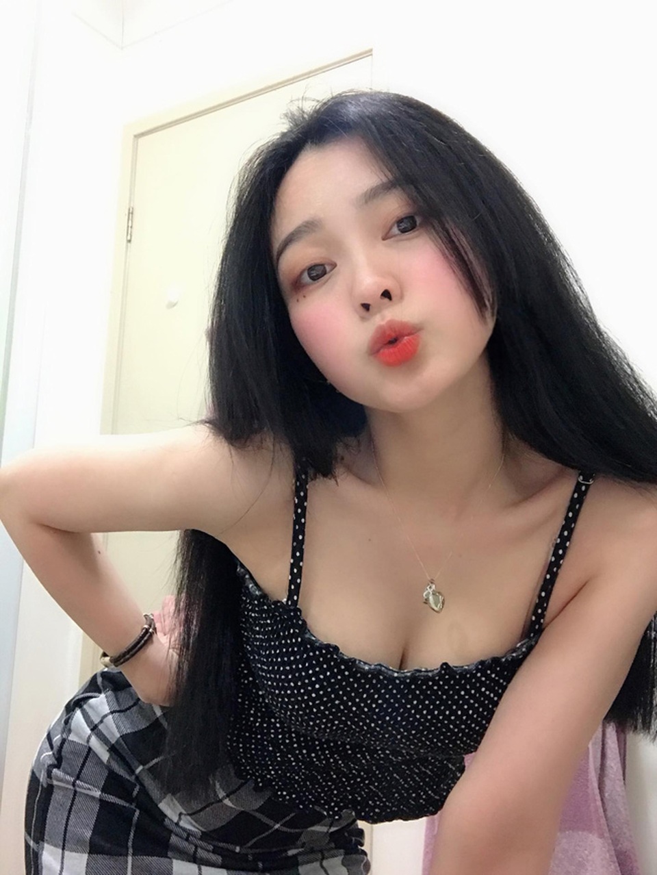Hot girl ảnh thẻ mặt xinh như búp bê, gợi cảm bất ngờ sau 4 năm nổi tiếng - 14 Hot girl ảnh thẻ mặt xinh như búp bê, gợi cảm bất ngờ sau 4 năm nổi tiếng - 14