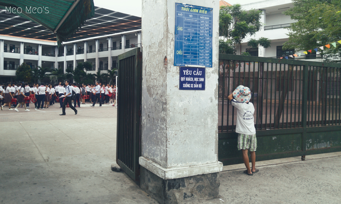 Trong sân trường là học trò áo trắng tung tăng, ngoài cổng trường là một khoảng lặng - Ảnh 1. Trong sân trường là học trò áo trắng tung tăng, ngoài cổng trường là một khoảng lặng - Ảnh 1.