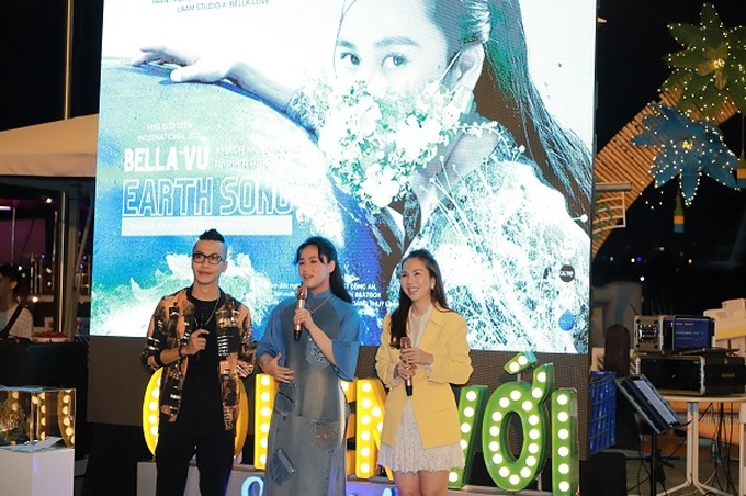 Hoạ sĩ Hoàng Thuỳ Linh - Đạo diễn, chịu trách nhiệm mỹ thuật MV Earth Song và Bella Vũ chia sẻ kỷ niệm quá trình quay hình