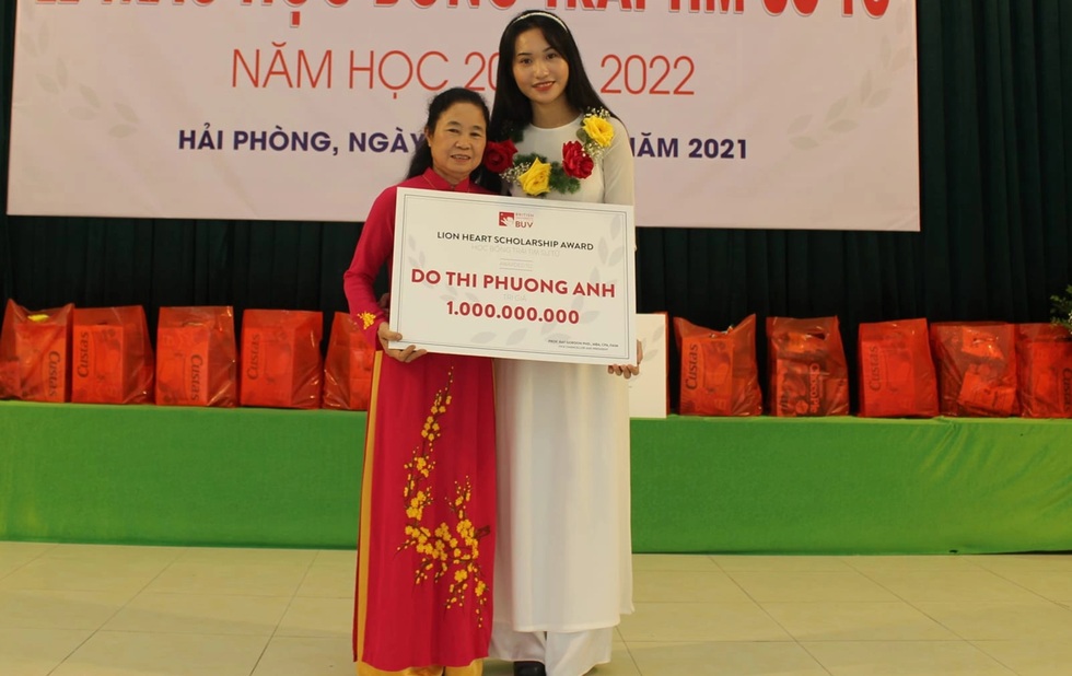 Bất ngờ lý do giúp nữ sinh xinh đẹp làng SOS nhận được học bổng 1 tỷ đồng - 3