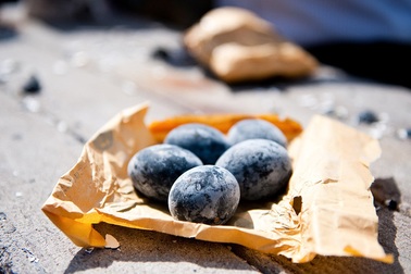 Đặc sản trứng đen sì chín không cần lửa, được xem là "bí quyết trường thọ"