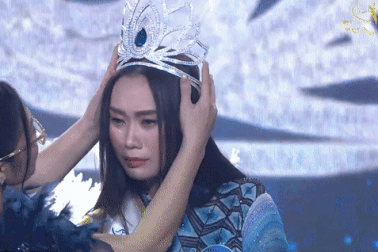 Nữ thông dịch viên khóc nấc khi đăng quang Miss Peace Vietnam 2022