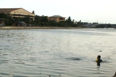 Rơi xuống kênh, 3 em nhỏ chết đuối