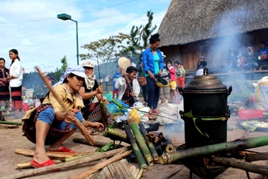 Đồng bào góp gạo nếp làm bánh tặng người nghèo