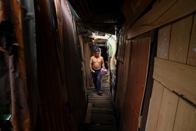 Cuộc sống tạm bợ trong những căn nhà ven kênh ở TPHCM