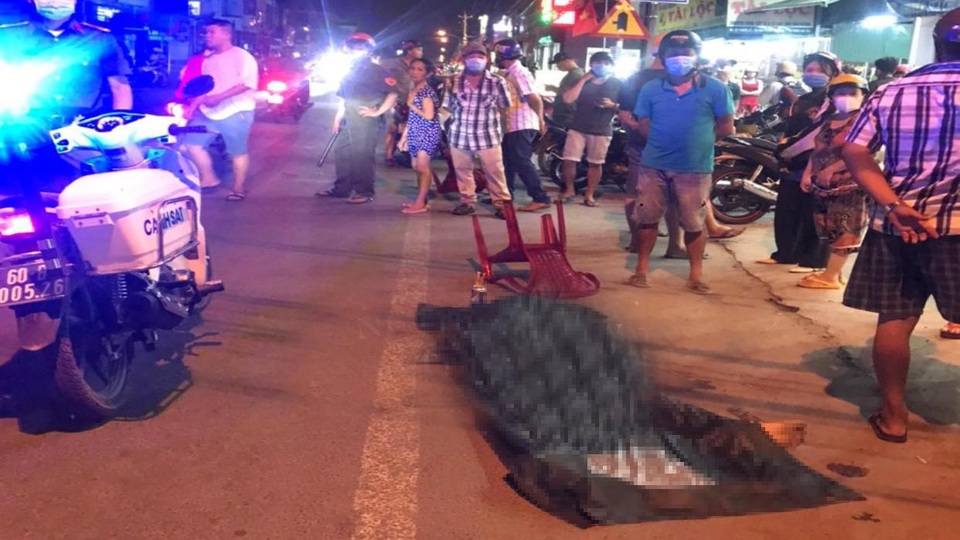 Mâu thuẫn trên bàn nhậu, nam thanh niên rút dao đâm gục 2 người bạn - 1 Mâu thuẫn trên bàn nhậu, nam thanh niên rút dao đâm gục 2 người bạn - 1