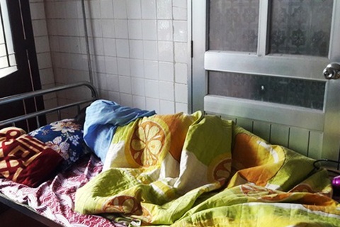 Không chỉ bị đánh, giáo sinh đang mang bầu còn bị bắt quỳ xin lỗi trẻ