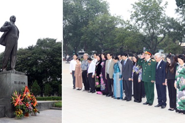 Đặt hoa tưởng niệm tại Tượng đài Lenin