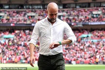 HLV Pep Guardiola: "Bù giờ kiểu này, đá đến sáng mai vẫn chưa xong"