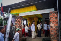 Vụ sập giàn giáo bê tông: Vợ mất, chồng bị thương nặng, một làng 2 đám tang