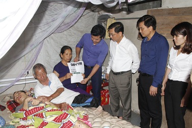 Trao gần 60 triệu đồng đến gia đình bà Lê Thị Thu