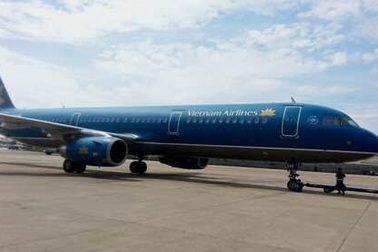 Máy bay Vietnam Airlines bị rách đuôi