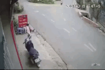 Nam thanh niên cua ẩu đốn ngã xe ngược chiều, xoay lộn 180 độ