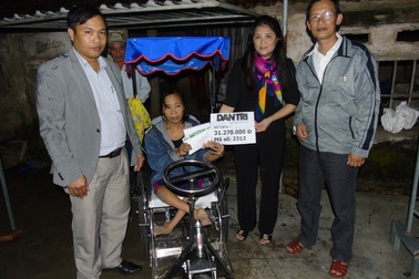 Trao hơn 31 triệu đồng đến người đàn bà di chuyển bằng đôi tay