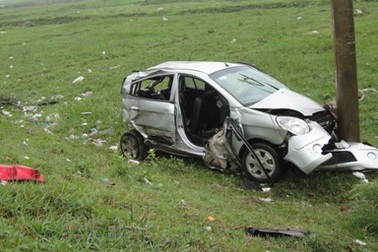 Ô tô “ủi bay” xe máy, 4 người nguy kịch