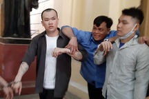 Phúc XO khập khiễng tới tòa