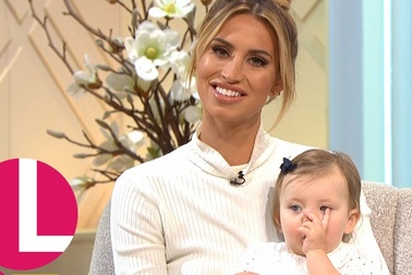 Ferne McCann chia sẻ về vai trò người mẹ