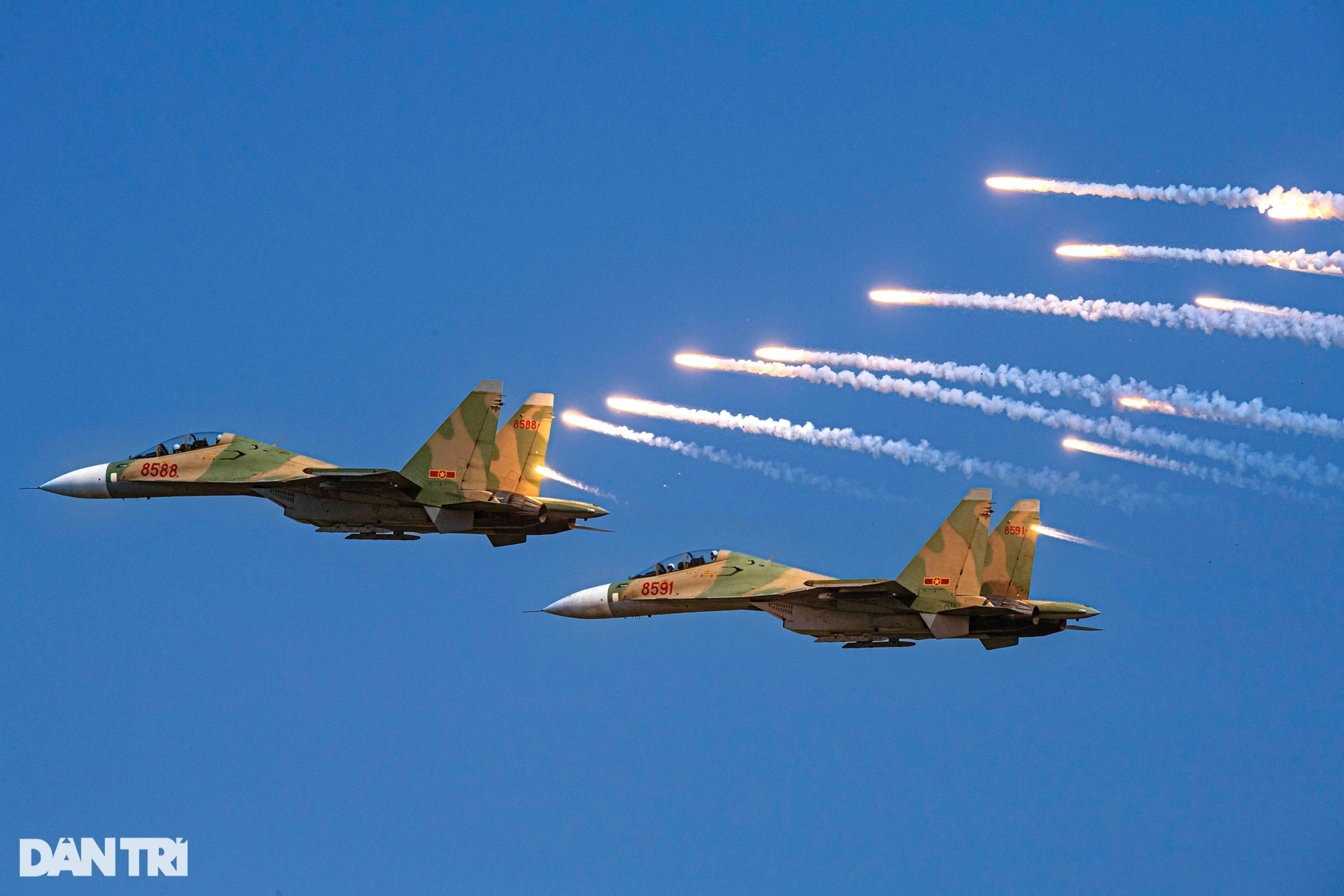 Su-30MK2 nhả đạn nhiễu rực sáng bầu trời khai mạc Triển lãm Quốc phòng - 20 Su-30MK2 nhả đạn nhiễu rực sáng bầu trời khai mạc Triển lãm Quốc phòng - 20