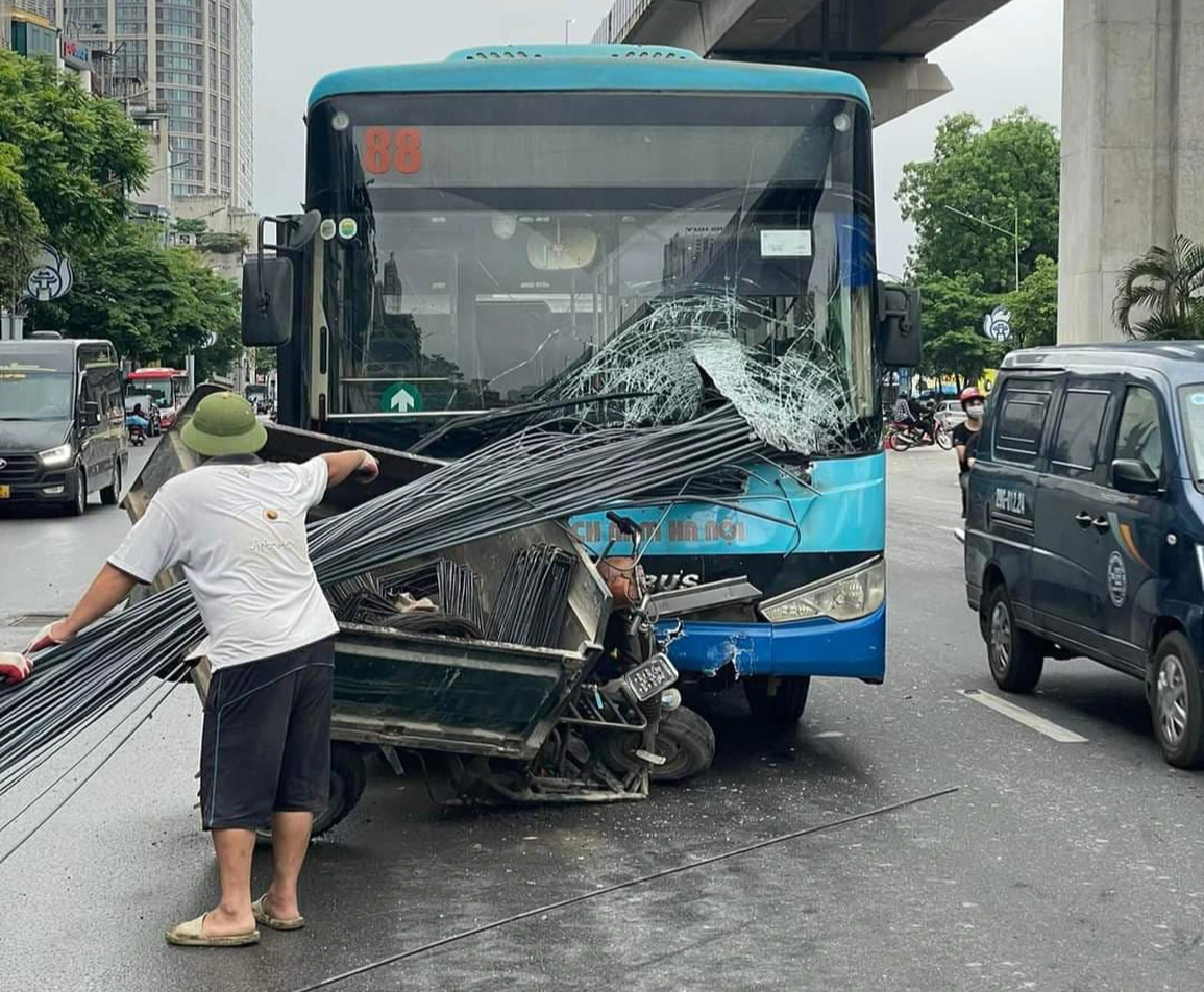 Bó sắt trên xe ba bánh xuyên thủng đầu xe buýt ở Hà Nội - 1 Bó sắt trên xe ba bánh xuyên thủng đầu xe buýt ở Hà Nội - 1