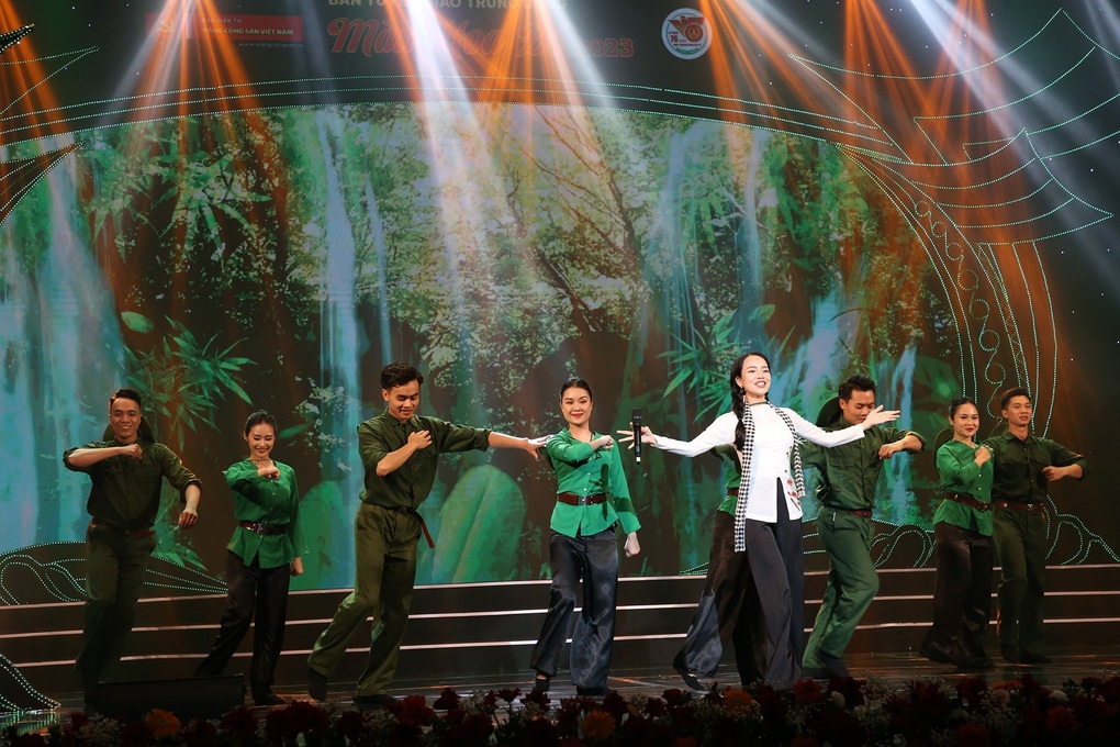 Chương trình Màu hoa đỏ: Khúc tráng ca hào hùng về một thời hoa lửa - 3 Chương trình Màu hoa đỏ: Khúc tráng ca hào hùng về một thời hoa lửa - 3