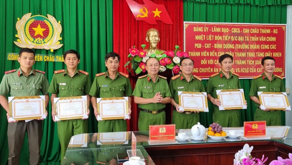 Thưởng nóng các chiến sĩ công an bắt thành công đối tượng giết 2 người - 1 Thưởng nóng các chiến sĩ công an bắt thành công đối tượng giết 2 người - 1