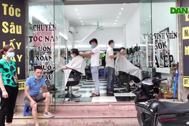 Chủ tiệm cắt tóc mở cửa sớm trước giờ cấm hoạt động để phòng dịch