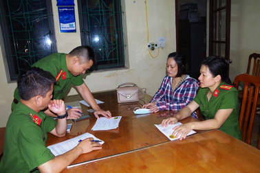 Đang chờ thi hành án tù, nữ quái "tranh thủ" lừa tiền chạy án
