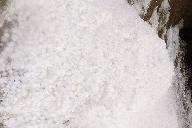 Mưa đá trắng xóa gây hư hỏng mái nhà dân