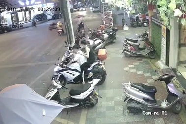 Tai nạn hy hữu khi ngồi sau xe phân khối lớn