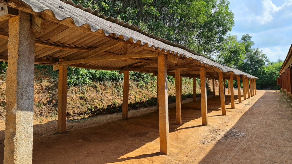 Trường sắp sập, học sinh phải học tạm trong nhà xe cũ - 10 Trường sắp sập, học sinh phải học tạm trong nhà xe cũ - 10