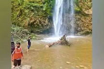 Cây đổ từ thác cao 60m khiến 2 du khách đang tắm tử vong tại chỗ