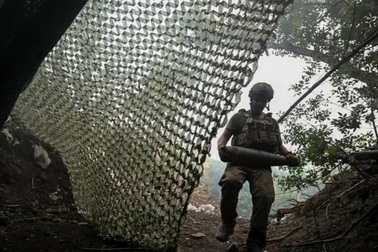 Hỏa tuyến rung chuyển: Ukraine bấp bênh với "gọng kìm" của 100.000 quân Nga