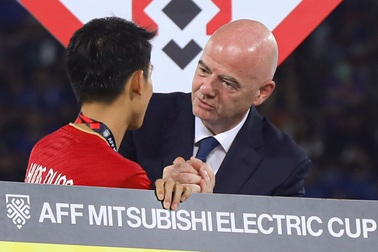 Chủ tịch FIFA nắm tay Hùng Dũng, trao cúp cho đội vô địch AFF Cup