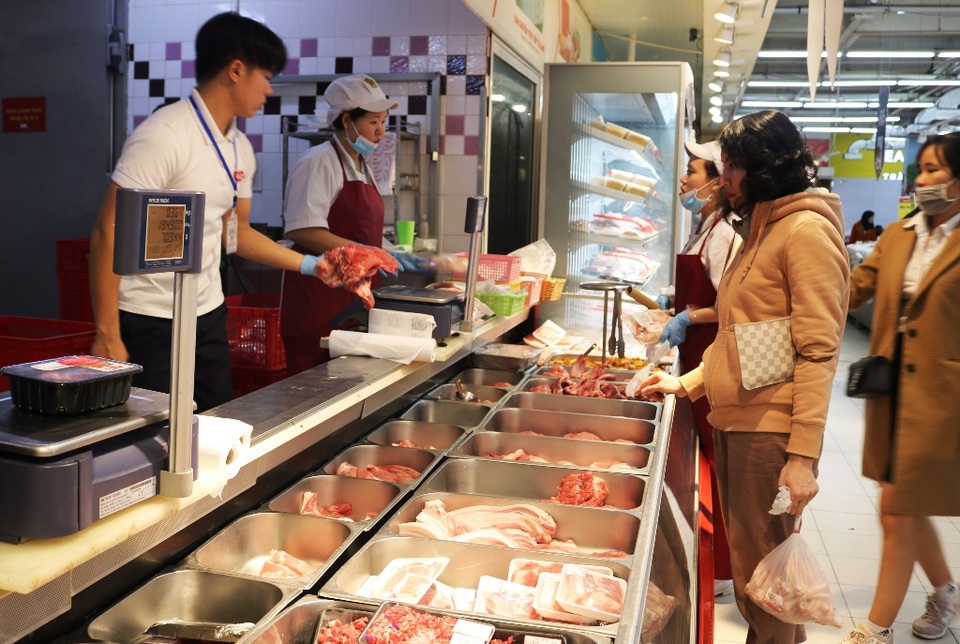 Cận Tết, gian hàng bánh kẹo, dầu ăn tấp nập khách, sức mua tăng gấp 4 ngày thường - 5 Cận Tết, gian hàng bánh kẹo, dầu ăn tấp nập khách, sức mua tăng gấp 4 ngày thường - 5