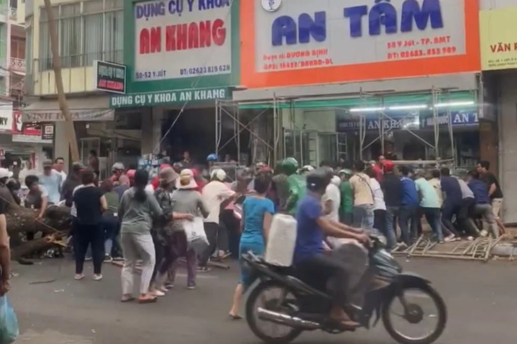 Người dân ùa ra đường cứu cô gái đi xe máy bị cây lớn đổ đè ngang người - 2 Người dân ùa ra đường cứu cô gái đi xe máy bị cây lớn đổ đè ngang người - 2