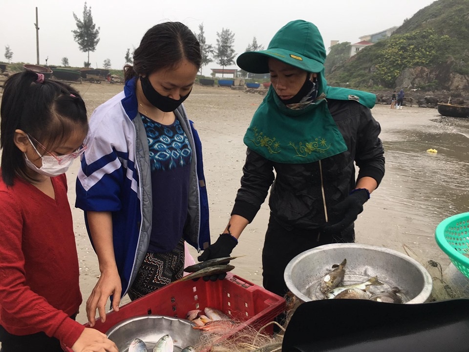 Mất việc vì Covid-19, ra biển bắt tôm cá trúng 1 triệu đồng/ngày - 6 Mất việc vì Covid-19, ra biển bắt tôm cá trúng 1 triệu đồng/ngày - 6