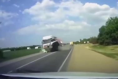 Pha vượt ẩu với tốc độ "bàn thờ" khiến người xem qua video cũng rùng mình