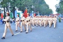 Hàng nghìn chiến sĩ, nhân dân tập trung trong đêm chờ diễu binh, diễu hành