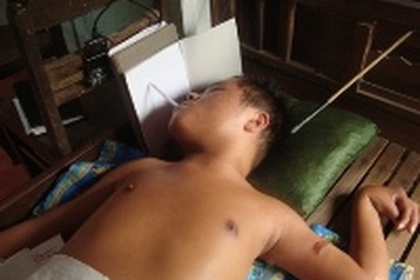 Chàng trai liệt toàn thân vẽ tranh, viết thơ bằng miệng 