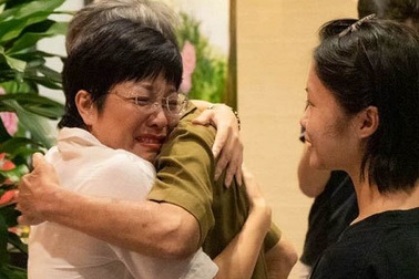 MC Thảo Vân bật khóc khi nhận món quà bất ngờ từ bố mẹ chồng cũ