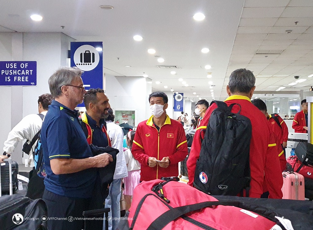 Tuyển Việt Nam đến Philippines, bất ngờ vì được cổ động viên chào đón - 3 Tuyển Việt Nam đến Philippines, bất ngờ vì được cổ động viên chào đón - 3